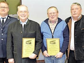 Die neuen Ehrenmitglieder (mit Urkunden) Reiner Scholz (2. v. l.) und Heinz Knorr mit Vorstand Fuhrmann (l.) und Bürgermeister Mrosek. Foto: privat.