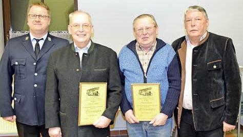 Die neuen Ehrenmitglieder (mit Urkunden) Reiner Scholz (2. v. l.) und Heinz Knorr mit Vorstand Fuhrmann (l.) und Bürgermeister Mrosek. Foto: privat.