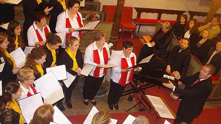 An Ende des Konzerts wurde es richtig eng im Altarraum - nämlich, als der Kirchenchor Fischbach und der Konzert-Chor der Berufsfachschule für Musik gemeinsam mehrere Stücke anstimmten. Foto: Heike Schülein