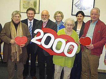 Heinz Hausmann, Elke Grötzner, Gerhard Burkert-Mazur, Armin Grötzner, Herta Burkert-Mazur, Brunhilde Lorenz, Zweite Bürgermeisterin Angela Hofmann, Siegbert Herrgesell und Manfred Raum (von links) freuen sich über die 2000-Euro-Spende für "1000 Herzen für Kronach".  Foto: Heike Schülein