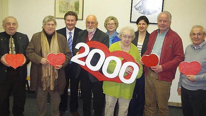Heinz Hausmann, Elke Grötzner, Gerhard Burkert-Mazur, Armin Grötzner, Herta Burkert-Mazur, Brunhilde Lorenz, Zweite Bürgermeisterin Angela Hofmann, Siegbert Herrgesell und Manfred Raum (von links) freuen sich über die 2000-Euro-Spende für "1000 Herzen für Kronach".  Foto: Heike Schülein