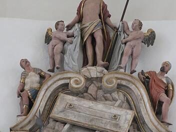 Der auferstandene Christus auf der Spitze des Epitaphs in St. Moriz: "Evangelium feiern" lautet das Motto des Kirchenkreis-Kirchentags, und Christen aller Konfessionen sind eingeladen. Foto: Simone Bastian