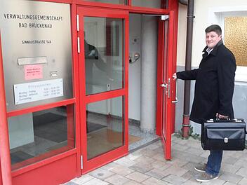 Der Aktenkoffer ist immer prall gefüllt, wenn Alexander Schneider regelmäßig zur Erledigung der Amtsgeschäfte in die Verwaltungsgemeinschaft Bad Brückenau kommt. Am Freitag, 8. Dezember, wird Gerodas ehrenamtlicher Bürgermeister 30 Jahre alt.Rolf Pralle