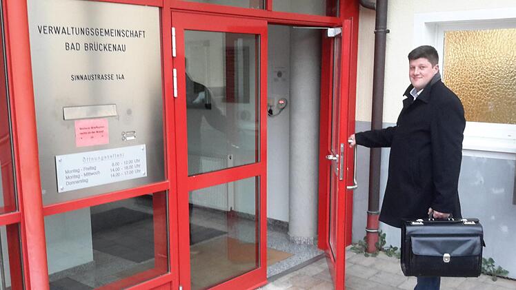 Der Aktenkoffer ist immer prall gefüllt, wenn Alexander Schneider regelmäßig zur Erledigung der Amtsgeschäfte in die Verwaltungsgemeinschaft Bad Brückenau kommt. Am Freitag, 8. Dezember, wird Gerodas ehrenamtlicher Bürgermeister 30 Jahre alt.Rolf Pralle