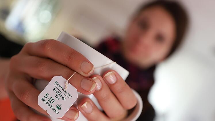 Bei Grippe und Erkältung gibt es viele Behandlungsmöglichkeiten: Medikamente, kühlende Quarkwickel und andere Hausmittel. Wichtig  ist jedoch in erster Linie Ruhe und genügend Zeit zum Erholen. Grippe muss jedoch ärztlich behandelt werden.  Marian Hamacher