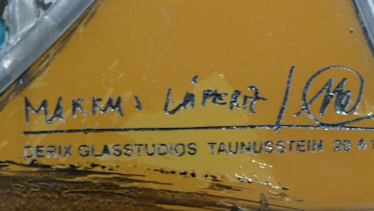 Die Signatur des Künstlers Markus Lüpertz auf dem Fenster. Foto: Marion Krüger-Hundrup