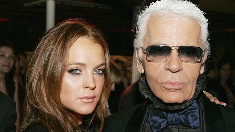 In den 2000er-Jahren geh&ouml;rte Lindsay Lohan zur A-Prominenz und verkehrte in ebenso prominenten Kreisen. Auf einem Event zeigte sie sich 2006 etwa an der Seite von Modedesigner Karl Lagerfeld.