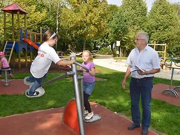 Mit Lorena  (weißes Hemd) und Lea freut sich am neuen Spielplatz auch Bürgermeister Johann Bäuerlein.  Foto:  Ronald  Rinklef