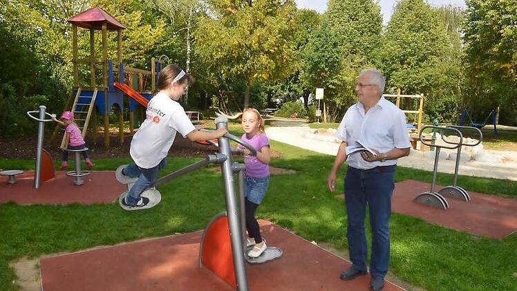 Mit Lorena  (weißes Hemd) und Lea freut sich am neuen Spielplatz auch Bürgermeister Johann Bäuerlein.  Foto:  Ronald  Rinklef