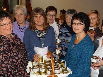 Claudia Hempfling (dritte von links) nahm die Wurst-Spende für die Eberner Tafel dankbar entgegen. Umringt wird sie auf dem Bild von den Mitgliedern des Hausfrauentreffs Pfarrweisach.  Foto: je