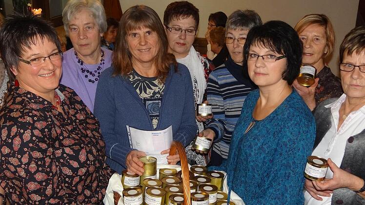 Claudia Hempfling (dritte von links) nahm die Wurst-Spende für die Eberner Tafel dankbar entgegen. Umringt wird sie auf dem Bild von den Mitgliedern des Hausfrauentreffs Pfarrweisach.  Foto: je