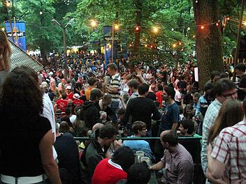 Die Menschenmengen sind nur schwer in den Griff zu bekommen, vor allem wenn es zu einem Unglücksfall kommt. Foto: Archiv/Michael Busch.