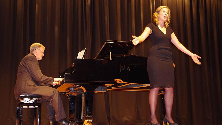 Die Mezzosopranistin Barbara Pöhlmann sang das "Biblische Lied" von Antonin Dvorák. Am Klavier: Wendelin Treutlein.