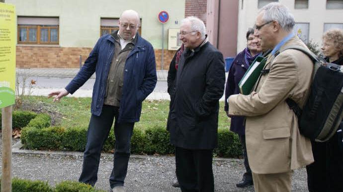 Über die Arbeit des ökumenischen Vereins "Bibelwelten" informierte sich Weihbischof Ulrich Boom im Rahmen der Visitation. Vom Bibelgarten ging es in den Bibelturm. Foto: Sabine Weinbeer
