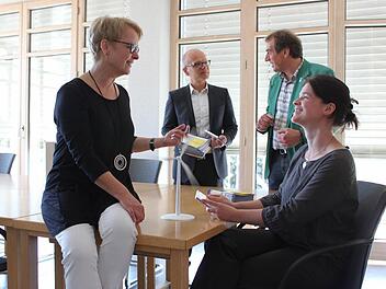 Dieses Team hat die Wanderausstellung konzipiert: Ubiz-Leiterin Bettina Stroh (links) mit Kollegin Brenda Pfenning. Hinten Gunter Häckner, technischer Projektleiter der GUT Haßberge, im Gespräch mit Energieberater Günther Liebert vom Ubiz (von links).  Foto: Katja Müller
