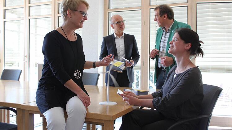 Dieses Team hat die Wanderausstellung konzipiert: Ubiz-Leiterin Bettina Stroh (links) mit Kollegin Brenda Pfenning. Hinten Gunter Häckner, technischer Projektleiter der GUT Haßberge, im Gespräch mit Energieberater Günther Liebert vom Ubiz (von links).  Foto: Katja Müller