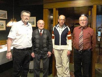 1. Vorsitzender Christian Eilingsfeld (von links) ehrte Erwin Schneider (25 Jahre Mitglied) und Helmut Somaruga ( 30 Jahre Mitglied). Herbert Gasper (Kassier) gratuliert. Foto: VdK