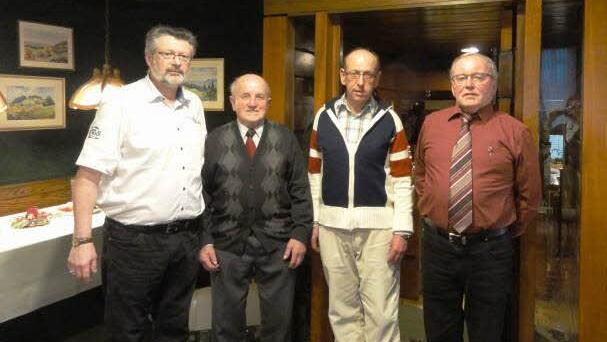 1. Vorsitzender Christian Eilingsfeld (von links) ehrte Erwin Schneider (25 Jahre Mitglied) und Helmut Somaruga ( 30 Jahre Mitglied). Herbert Gasper (Kassier) gratuliert. Foto: VdK