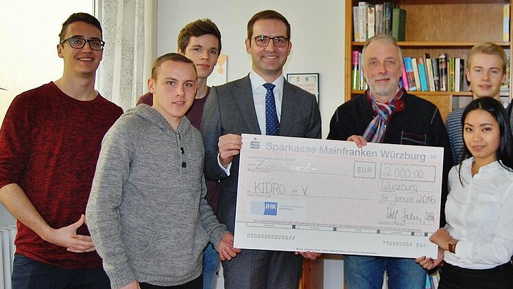 Einen Scheck über 2000 Euro durfte Kidro-Geschäftsführer Thomas Heinrich (Mitte rechts) vom stellvertretenden IHK-Hauptgeschäftsführer Max-Martin Deinhard (Mitte links) und seinen sechs Auszubildenden (von links) Jonas Trips, Pascal Dietz, Sebastian Winkel, David Seubert, Rosalie Francisco und Sebastian Gebhardt entgegennehmen.  Fotos: Sigismund von Dobschütz