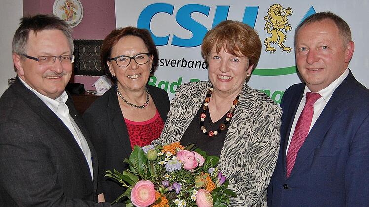 CSU-Ortsvorsitzender Dieter Seban (von links), Bezirksrätin Karin Renner und Landrat Thomas Bold als stellvertretender CSU-Kreisvorsitzender gratulieren Bürgermeisterin Brigitte Meyerdierks zur einstimmigen Nominierung. Foto: Sigismund von Dobschütz