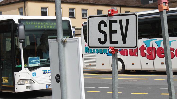 Seit mittlerweile 16 Wochen bestimmen die Busse des Schienenersatzverkehrs das Bild auf dem Bamberger Bahnhofsvorplatz. Foto: Hans Kurz