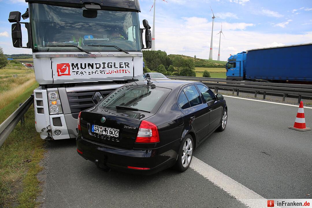 Lkw schleift Skoda vor sich her