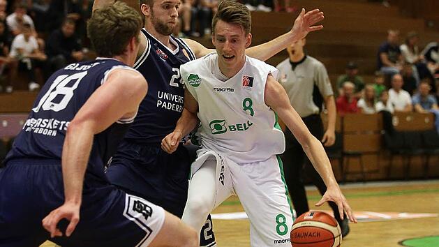 Der Baunacher Arnoldas Kulboka (r.) findet kein Durchkommen gegen die beiden Paderborner Till Gloger (l.) und Matt Vest. Fotos: sportpress