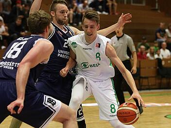Der Baunacher Arnoldas Kulboka (r.) findet kein Durchkommen gegen die beiden Paderborner Till Gloger (l.) und Matt Vest. Fotos: sportpress