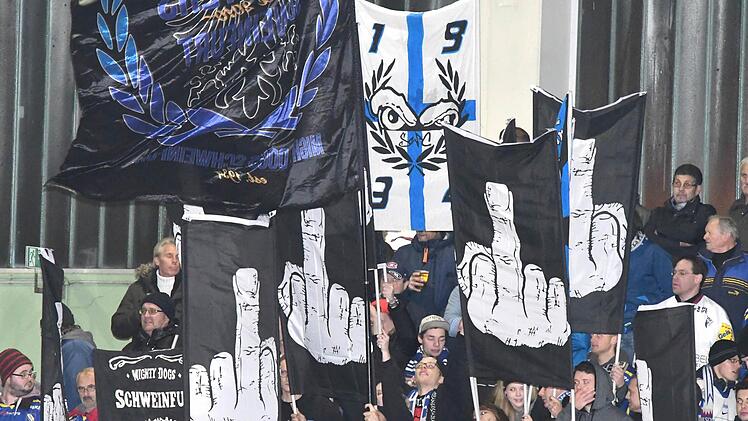 So sieht vorbildliche Unterstützung jedenfalls nicht aus. Schweinfurter Fans beim Derby im Bad Kissinger Wolfsbau. Foto: Hopf