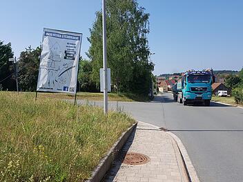 Die Bürgerinitiative hat ein Protestplakat an der Hauptstraße im Ort aufgestellt. Tobias Kindermann