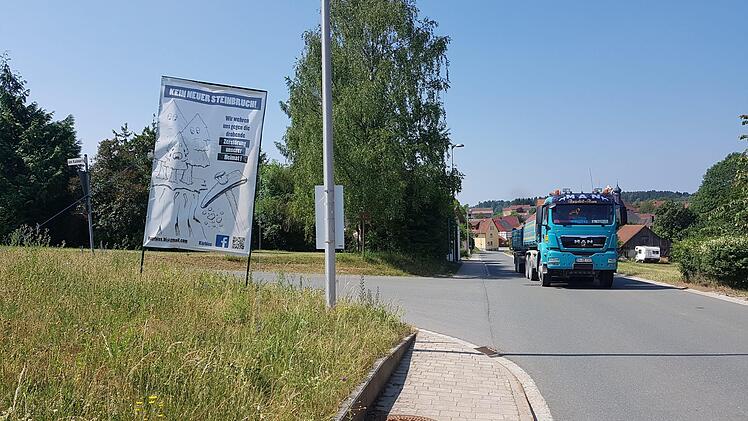 Die Bürgerinitiative hat ein Protestplakat an der Hauptstraße im Ort aufgestellt. Tobias Kindermann