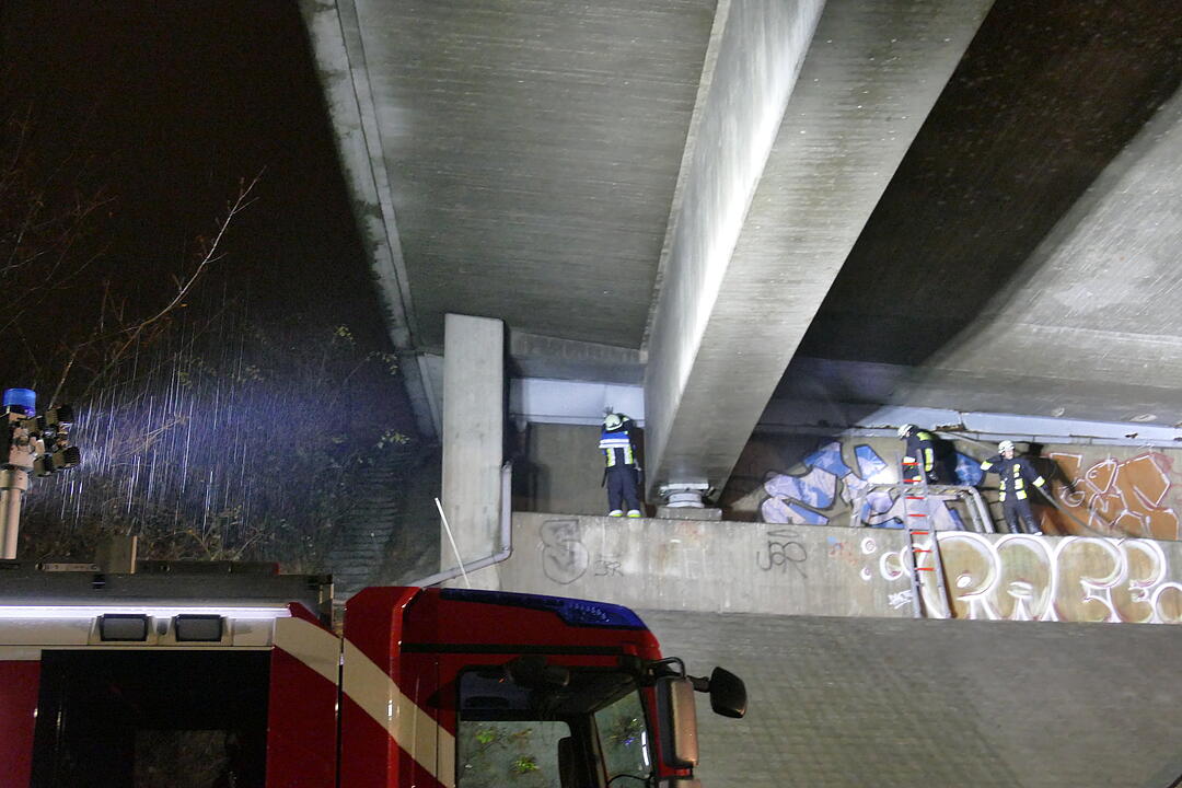 Wassermassen reißen Loch in Hafenbrücke - Frankenschnellweg in Nürnberg gesperrt
