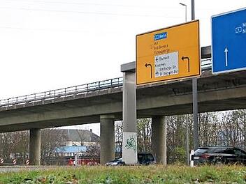 Die Hochbrücke bei Bayreuth ist in die Jahre gekommen und wird durch einen Neubau ersetzt. Foto: Jochen Nützel