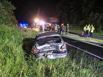 Der 40-J&auml;hrige musste durch die Feuerwehr aus seinem Wagen befreit werden. Foto: Merzbach/News5