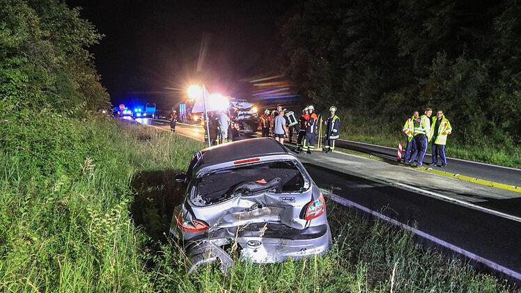 Der 40-J&auml;hrige musste durch die Feuerwehr aus seinem Wagen befreit werden. Foto: Merzbach/News5