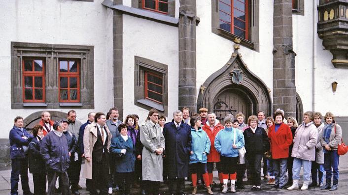 Nach dem Mauerfall machten sich die Wanderfreunde Katschenreuth über den Rennsteig auf nach Saalfeld, wo sie im Rathaus ein herzlicher Empfang erwartete.Helmut Zink