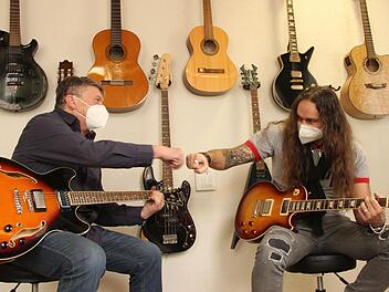 Gitarrenlehrer David Maier (rechts) und sein Schüler  Wolfgang Röhlinger (links) sind ein eingespieltes Team. Der Gitarrenunterricht sei für ihn wie Therapie, sagt Röhlinger. Foto: Heike Beudert