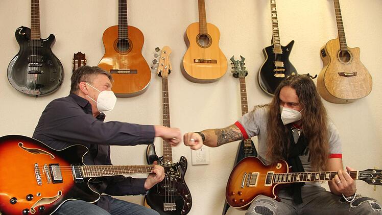 Gitarrenlehrer David Maier (rechts) und sein Schüler  Wolfgang Röhlinger (links) sind ein eingespieltes Team. Der Gitarrenunterricht sei für ihn wie Therapie, sagt Röhlinger. Foto: Heike Beudert