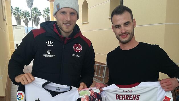 Ein besonderer Moment: Club-Fan Enrico Jopp (rechts) beim Trikottausch mit Hanno Behrens im Jahr 2018, als der 1. FC Nürnberg sein Trainingslager in Spanien abhielt. Foto: privat