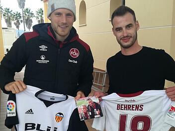 Ein besonderer Moment: Club-Fan Enrico Jopp (rechts) beim Trikottausch mit Hanno Behrens im Jahr 2018, als der 1. FC Nürnberg sein Trainingslager in Spanien abhielt. Foto: privat