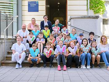Erlangen: Grundsch&uuml;ler spenden "liebevolle Handarbeiten" an Frauenklinik
