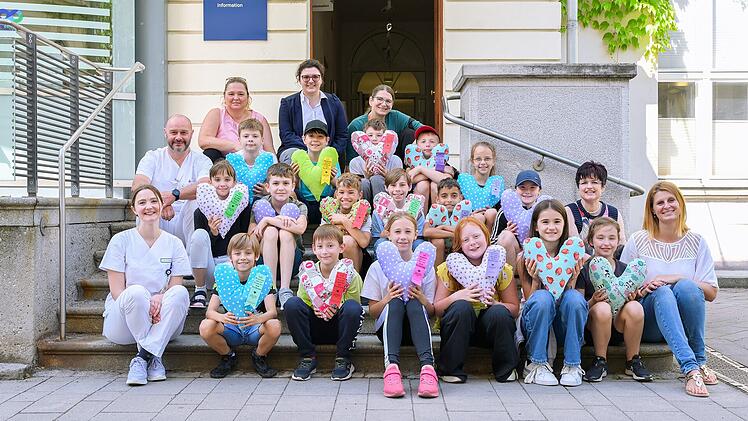 Erlangen: Grundsch&uuml;ler spenden "liebevolle Handarbeiten" an Frauenklinik