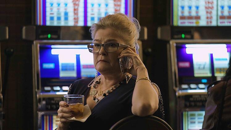 Kate Mulgrew, früher Captain Janeway in der Serie "Star Trek: Raumschiff Voyager", spielt in "Dope Thief" die Ziehmutter Rays. Der versucht, seine Mutter samt Schoßhund aus seinen Schwierigkeiten herauszuhalten - was sich als schwierige Aufgabe herausstellt.