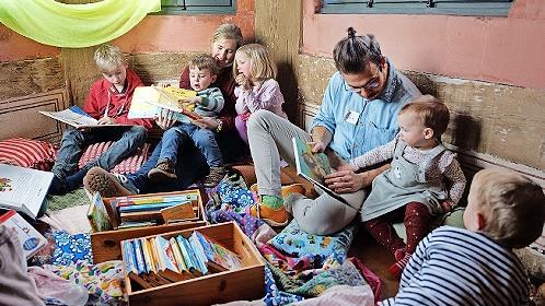 &bdquo;Kirche Kunterbunt&ldquo; versteht sich als kreative, familienfreundliche Form von Kirche, die Glauben mit allen Sinnen erlebbar macht &ndash; bewusst anders als ein klassischer Gottesdienst.