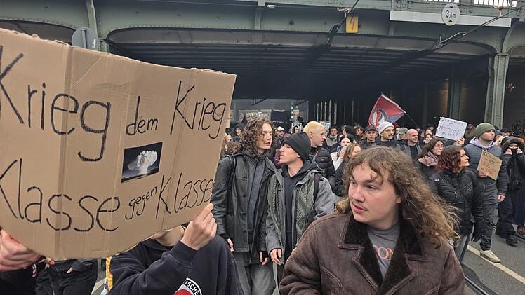 N&uuml;rnberger Gen-Z-Proteste kochen hoch: Feuerwerk, Flaschen- und Steinw&uuml;rfe