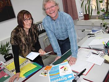 Sie verschaffen sich den Überblick: Barbara Ettinger und Herbert Köhl sammeln gerade Informationen der einzelnen Selbsthilfegruppen, um diese im neuen Jahr in einer gemeinsamen Broschüre vorzustellen. Foto: Nina Grötsch