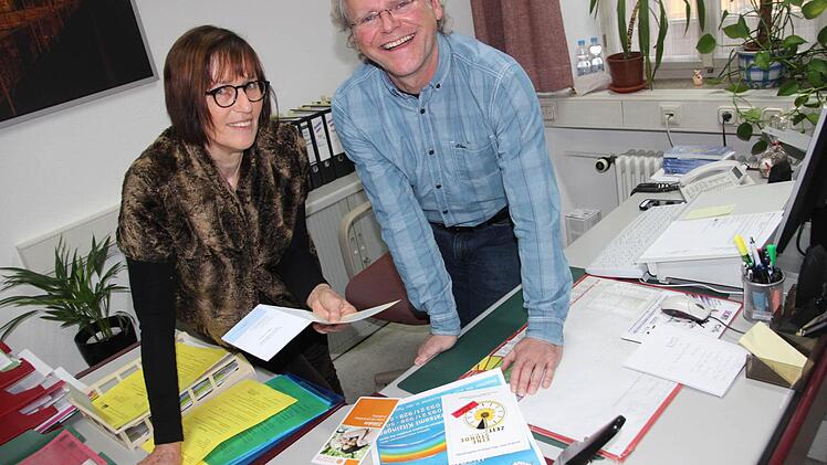 Sie verschaffen sich den Überblick: Barbara Ettinger und Herbert Köhl sammeln gerade Informationen der einzelnen Selbsthilfegruppen, um diese im neuen Jahr in einer gemeinsamen Broschüre vorzustellen. Foto: Nina Grötsch