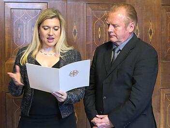 Staatsministerin Melanie Huml zeichnete den ehemaligen Wallenfelser Bürgermeister Manfred Nürnberger mit dem Bundesverdienstkreuz aus.