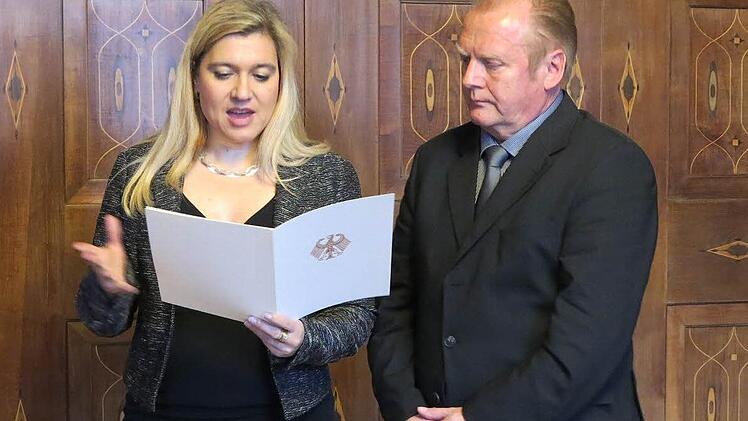 Staatsministerin Melanie Huml zeichnete den ehemaligen Wallenfelser Bürgermeister Manfred Nürnberger mit dem Bundesverdienstkreuz aus.