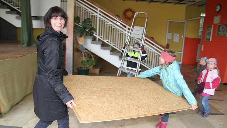 Bei den nicht so schweren Dingen helfen auch die Kleinen mit. Foto: Sonja Adam